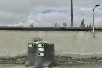 photograph “VII.2024 — Whatever” par David Farreny — www.farreny.net — France, Occitanie, Gascogne, Gascony, Gers, Auch, mur, wall, ciment, cement, gris, grey, gray, lampadaire, lamp, rue, street, poteau, post, pole, nuages, clouds, arbres, trees, branches, branchages, béton, concrete, câbles, cables, fils, wires, conteneur, container, plastique, plastic, recyclage, recycling, verre, glass, projecteurs, floodlights, fissures, cracks, métal, metal