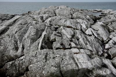 photograph “VI.2019 — Run away to the North, 291” par David Farreny — www.farreny.net — Norvège, Norway, Norge, Vestland, Hordaland, Austevoll, Stora Kalsøy, Skansen, île, island, eau, water, rochers, roches, rocks, rivage, seashore, mer, sea, horizon, ligne, line