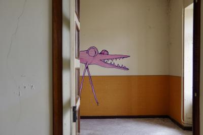 photograph “V.2015 — An arrival of crab” par David Farreny — www.farreny.net — France, couloir, corridor, passage, hôpital, hospital, abandonné, abandoned, fresque, fresco, dessin, drawing, monstre, monster, porte, door, mur, wall, créature, creature, fantastique, fantasy, fantastic, dents, teeth, yeux, eyes, pattes, legs, rose, pink, Occitanie, Aveyron, Rouergue, Rodez, Combarel