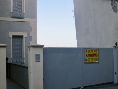 photograph “XI.2014” par David Farreny — www.farreny.net — France, Occitanie, Aveyron, Rouergue, Rodez, maison, house, fenêtres, windows, portail, gate, métal, metal, entrée, entry, entrance, sonnerie, bell, volets, shutters, affiche, sign, à vendre, for sale, parking, car park, mur, wall, ampoule, bulb, passage, ciel, sky