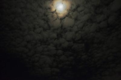photograph “I.2025 — At night” par David Farreny — www.farreny.net — France, Occitanie, Gascogne, Gascony, Lomagne, nuit, night, ciel, sky, nuages, clouds, Lune, Moon, lumière, light, étoiles, stars, astronomie, astronomy