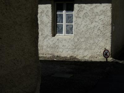 photograph “III.2017” par David Farreny — www.farreny.net — France, rue, street, maison, house, fenêtre, window, asphalte, asphalt, bitume, blacktop, panneau, sign, chien, dog, crotte, mess, merde, shit, interdit, forbidden, crépi, roughcast, Occitanie, Gascogne, Gers, Auch