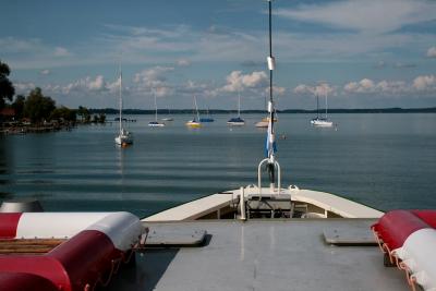 photograph “VII.2011 — Aesthetic” par David Farreny — www.farreny.net — Allemagne, Deutschland, Germany, Bavière, Bavaria, Bayern, lac, lake, Chiem, Chiemsee, eau, water, horizon, nuages, clouds, bateaux, boats, métal, metal, canot, dinghy, tourisme, tourism, carte postale, postcard, Aesthetic, paysage, landscape