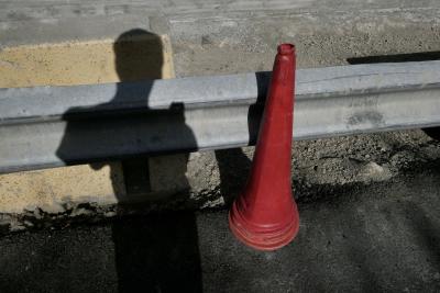 photograph “VIII.2023” par David Farreny — www.farreny.net — Andorre, Andorra, Canillo, route, road, bitume, blacktop, asphalte, asphalt, chantier, works, glissière de sécurité, crash barrier, métal, metal, cône, plastique, construction, cone, rouge, red, plastic, gravier, gravel, béton, concrete, block, bloc, ombre, shadow, photographe, photographer, autoportrait, selfportrait