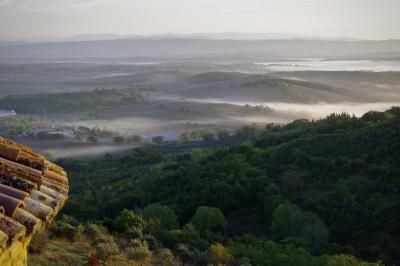 photograph “X.2019 — Pure morning” par David Farreny — www.farreny.net — Italie, Italia, Italy, Toscane, Toscana, Tuscany, Sienne, Siena, Casole d'Elsa, paysage, landscape, collines, hills, brume, fog, matin, morning, arbres, trees, cyprès, cypresses, montagnes, mountains, horizon, tour, tower, pierre, stone, toit, roof, tuiles, tiles, carte postale, postcard