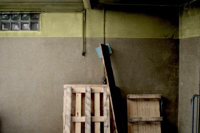 photograph “IV.2013” par David Farreny — www.farreny.net — France, garage, feuille, papier, paper, sheet, bleu, blue, jaune, yellow, métal, metal, tuyaux, pipes, interrupteur, switch, prise, socket, robinets, taps, carrelage, tiles, tiling, fenêtre, window, verre, glass, palettes, pallets, planche, plank, bois, wood, coin, corner, toiles d'araignée, spider's webs, cobwebs, Occitanie, Aveyron, Rouergue, Rodez