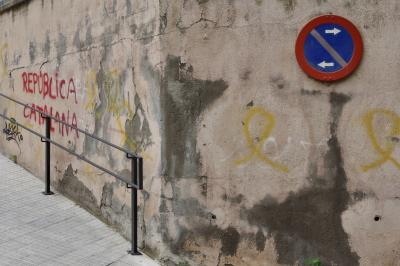 photograph “VI.2023” par David Farreny — www.farreny.net — Espagne, España, Espanya, Spain, Catalogne, Cataluña, Catalunya, Catalonia, Lérida, Lleida, Solsonès, Solsona, ville, city, mur, wall, coin, corner, angla, panneau, sign, routier, roadsign, interdiction de stationner, no parking, trottoir, pavement, rambarde, guardrail, métal, metal, béton, concrete, ciment, cement, tag, graffiti, república catalana, politique, politics, flèches, arrows