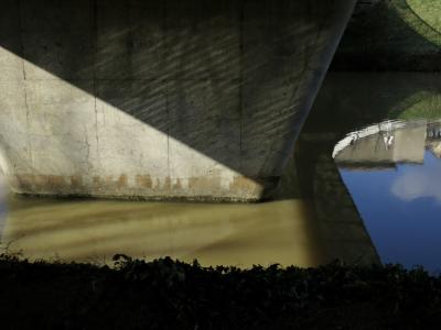 photograph “I.2017” par David Farreny — www.farreny.net — France, Occitanie, Gascogne, Gascony, Gers, Auch, pont, bridge, rivière, river, eau, water, béton, concrete, rive, shore, reflet, reflection, maisons, houses, rambarde, guardrail, ciel, sky