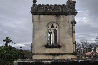 photograph “I.2024 — Transparency of the future” par David Farreny — www.farreny.net — France, Occitanie, Tarn-et-Garonne, Septfonds, village, bourgade, town, cimetière, cemetery, graveyard, chapelle funéraire, funeral chapel, pierre, stone, fenêtres, windows, gothique, transparence, transparency, croix, crosses, lierre, ivy, arbres, trees, ciel, sky, nuages, clouds, hiver, winter