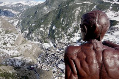 photograph “III.2024” par David Farreny — www.farreny.net — Andorre, Andorra, Canillo, vallée, valley, montagne, mountain, Pyrénées, Pyrenees, roc del Quer, statue, sculpture, homme, man, observateur, observer, ville, city, bourgade, town, immeubles, bâtiments, buildings, route, road, hiver, winter, roads, routes, neige, snow, forêt, forests, pics, peaks