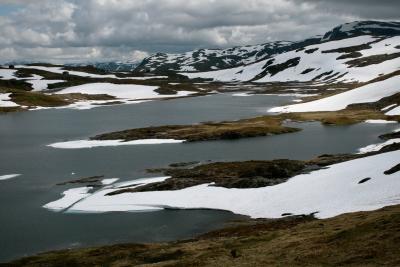 photograph “VII.2012 — Run away to the North, 22. Space (I believe in)” par David Farreny — www.farreny.net — Norvège, Norway, Norge, Sogn og Fjordane, Hordaland, Skjelingen, montagne, mountain, lac, lake, rocher, roc, rock, eau, water, neige, snow, nuages, clouds, espace, space, paysage, landscape