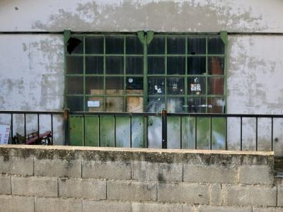 photograph “II.2012” par David Farreny — www.farreny.net — France, garage, portail, gate, façade, facade, muret, low wall, parpaings, breeze-blocks, clôture, métal, metal, verre, glass, fence, grille, railings, brisé, broken, peinture, paint, mur, wall, 03 38 08, Occitanie, Aveyron, Rouergue, Agen-d'Aveyron