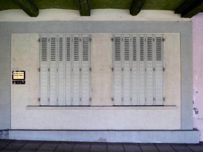 photograph “VI.2015” par David Farreny — www.farreny.net — France, Occitanie, Haute-Garonne, Lauragais, Revel, fenêtres, windows, volets, shutters, métal, metal, plaque, plate, médecin, généraliste, general, practitioner, docteur, doctor, poutres, beams, mur, wall, ciment, cement