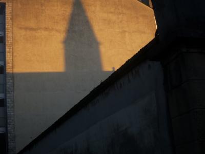 photograph “XI.2014” par David Farreny — www.farreny.net — France, mur, wall, ombre, shadow, église, church, clocher, tower, soir, evening, immeuble, bâtiment, balcons, balconies, pierre, stone, ciment, cement, pénombre, darkness, Occitanie, Aveyron, Rouergue, Rodez